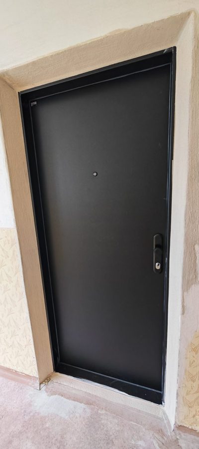 Namontované bezpečnostní dveře PREMIUM 60 v bytovém domě – realizace