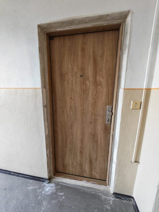 Namontované bezpečnostní dveře PREMIUM 60 v bytovém domě – realizace