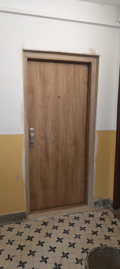 Namontované bezpečnostní dveře PREMIUM 60 v bytovém domě – realizace